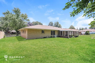 1971 Southlawn Dr - Fairborn, OH