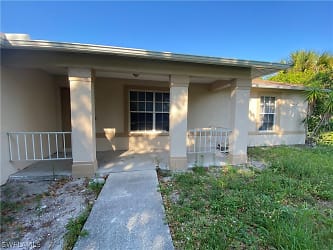 748 Arpage Ct - Fort Myers, FL