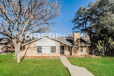 3105 Princess Ln - Plano, TX