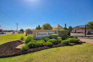 The Dakota Arms Apartments - Lubbock, TX