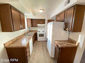 806 Cedar River Dr NW - Waverly, IA