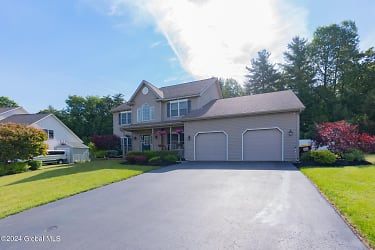 20 Clubhouse Ct - Saratoga Springs, NY