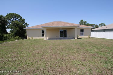 906 Armstrong Rd SE - Palm Bay, FL