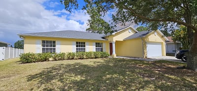 995 Lamplighter Dr NW - Palm Bay, FL