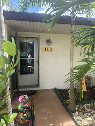 102 Lake Olive Dr - West Palm Beach, FL