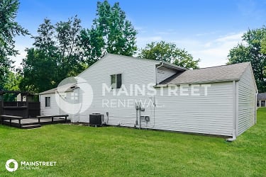 1083 Commission Rd - Greenwood, IN