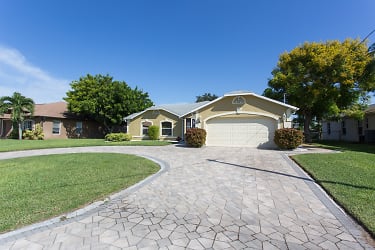 223 SW 42nd St - Cape Coral, FL