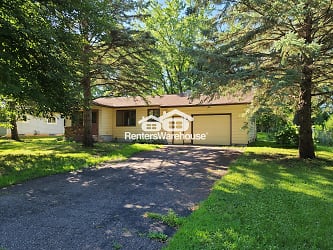 1002 Colonial Dr - Hudson, WI