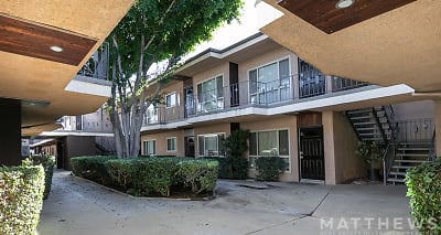 8960 Orion Ave - Los Angeles, CA