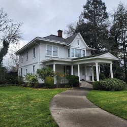 751 NW 4th St - Grants Pass, OR