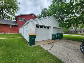 206 7th St SW - Independence, IA