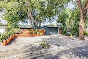 4617 Don Pio Dr - Woodland Hills, CA