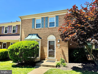 4514 Pinecrest Heights Dr - Annandale, VA