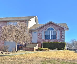 1611 Mayberry Dr - Neosho, MO