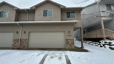 1901 Tracy Ln - Sioux Falls, SD