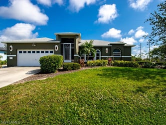 8790 Woodgate Manor Ct - Fort Myers, FL