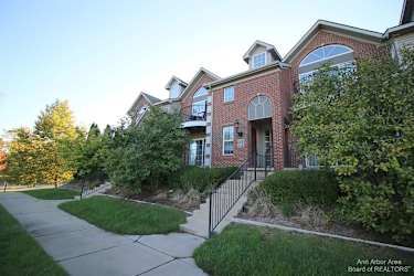116 W Oakbrook Dr - Ann Arbor, MI