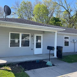 208 W Ct Dr - Cayuga, IN