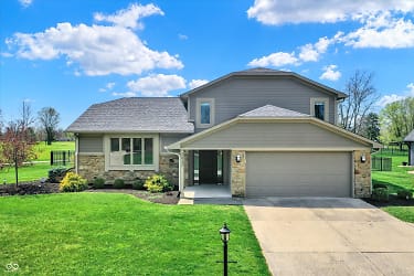 3037 Golfview Dr - Greenwood, IN