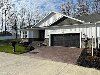 991 Pine Oaks Dr - Broadview Heights, OH