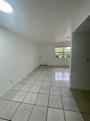 2412 NW 9th Ave - Wilton Manors, FL