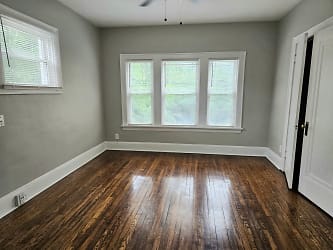 2704 Mayfield Rd - Cleveland Heights, OH
