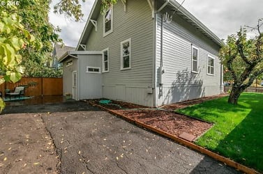 991 W 10th Ave - Eugene, OR