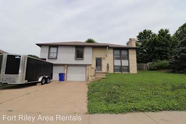 211 N Kaw Dr - Junction City, KS