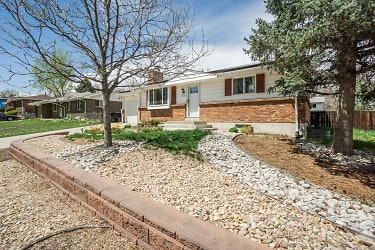 6739 W 70th Ave - Arvada, CO