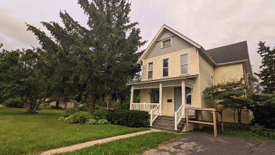 1041 W Highland St - Whitewater, WI