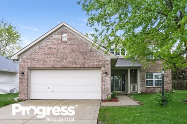 10823 Roundtree Rd - Fishers, IN