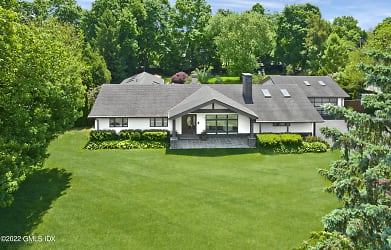 1 Stonehedge Dr S - Greenwich, CT
