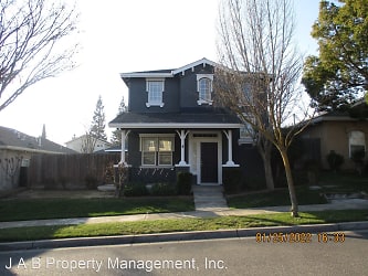 484 Peachcrest Dr - Oakdale, CA