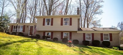 8503 Shadyview Ave NW - Clinton, OH
