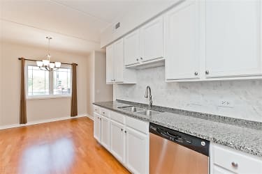 5588 N Lincoln Ave unit 209 - Chicago, IL