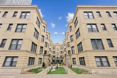 3921 N Pine Grove Ave - Chicago, IL