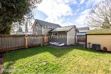 390 W Gloucester St - Gladstone, OR
