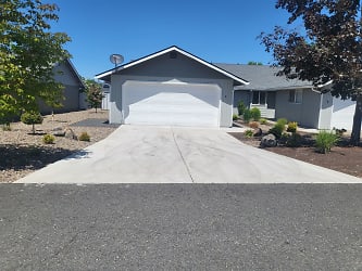 1151 Willow Ln - Grants Pass, OR