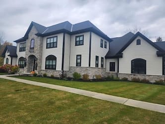 10447 N Circle Rd - Mequon, WI