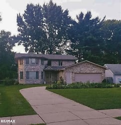 6075 Stacy Ave - Sterling Heights, MI