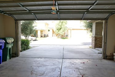 33130 Campus Ln - Cathedral City, CA