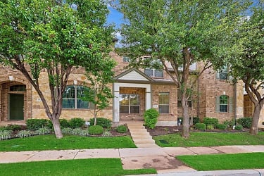 8744 Iron Horse Dr - Irving, TX