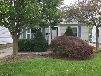 1537 Woodhurst Ave - Mayfield Heights, OH