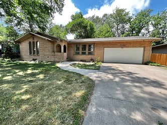 1105 Buttonwood Dr - Fort Collins, CO