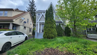 977 Selwyn Rd - Cleveland Heights, OH