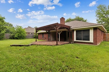 1110 S Murry Dr - Cleburne, TX