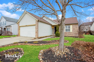 12198 Weathered Edge Dr - Fishers, IN
