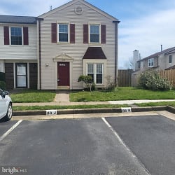 5939 Grisby House Ct - Centreville, VA