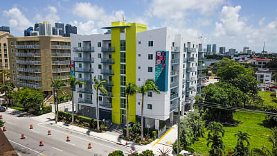 624 SW 1st St - Miami, FL