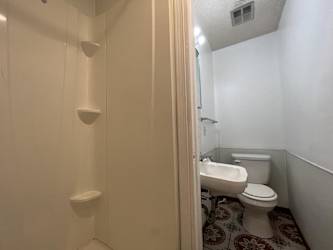 9 N Severance St unit c - Hutchinson, KS